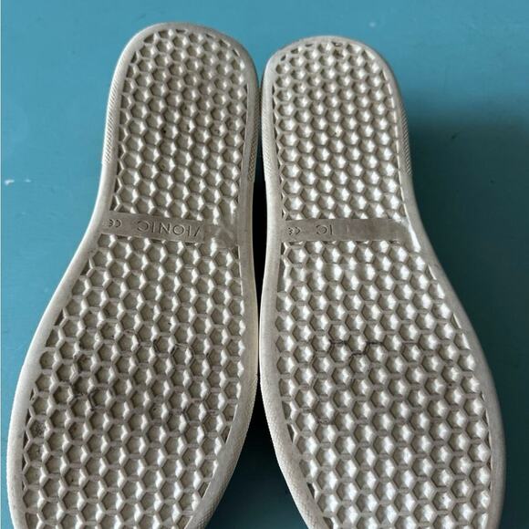 Leather Vionic Sneakers, size 6 womens - Picture 6 of 8